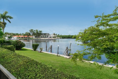House in Coral Gables, Florida 5 bedrooms, 307.04 sq.m. № 1694035 - photo 23