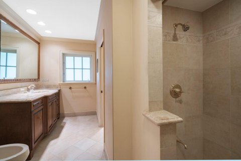 House in Coral Gables, Florida 5 bedrooms, 307.04 sq.m. № 1694035 - photo 12