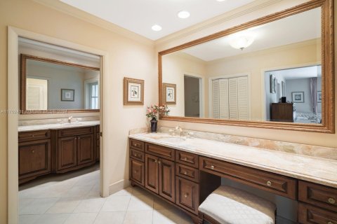 House in Coral Gables, Florida 5 bedrooms, 307.04 sq.m. № 1694035 - photo 14