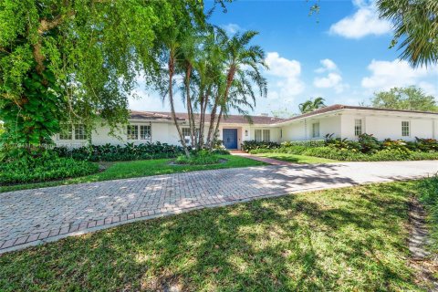 House in Coral Gables, Florida 5 bedrooms, 307.04 sq.m. № 1694035 - photo 1