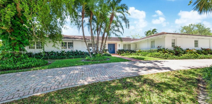 House in Coral Gables, Florida 5 bedrooms, 307.04 sq.m. № 1694035