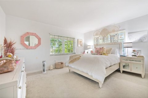 House in Coral Gables, Florida 5 bedrooms, 307.04 sq.m. № 1694035 - photo 15