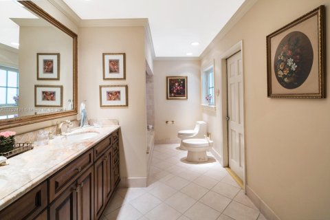 House in Coral Gables, Florida 5 bedrooms, 307.04 sq.m. № 1694035 - photo 17