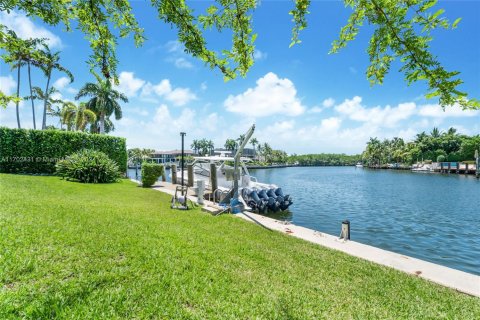 House in Coral Gables, Florida 5 bedrooms, 307.04 sq.m. № 1694035 - photo 22