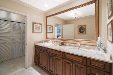 House in Coral Gables, Florida 5 bedrooms, 307.04 sq.m. № 1694035 - photo 11