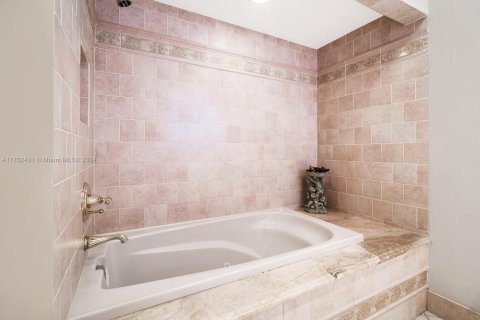 House in Coral Gables, Florida 5 bedrooms, 307.04 sq.m. № 1694035 - photo 18
