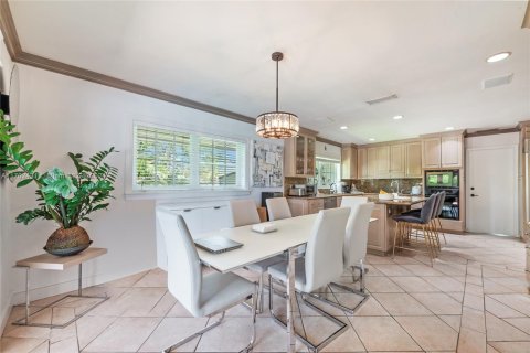 House in Coral Gables, Florida 5 bedrooms, 307.04 sq.m. № 1694035 - photo 9