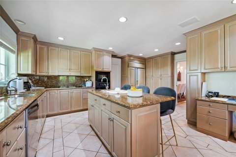 House in Coral Gables, Florida 5 bedrooms, 307.04 sq.m. № 1694035 - photo 7