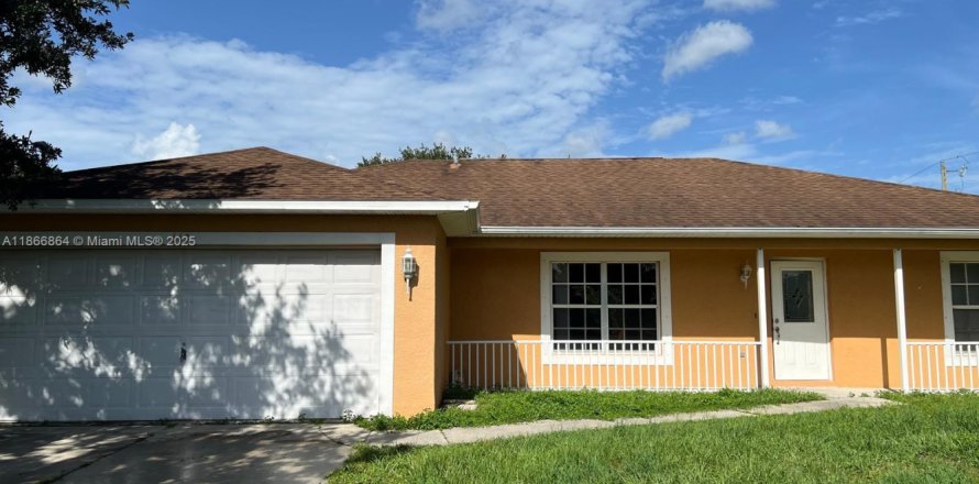 House in Lehigh Acres, Florida 3 bedrooms № 1897394