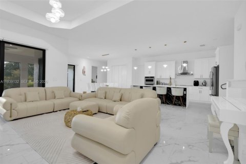 Купить виллу или дом в Лихай-Эйкерс, Флорида 4 спальни, 252.14м2, № 2088554 - фото 13