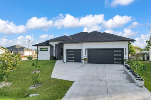 House in Lehigh Acres, Florida 4 bedrooms, 252.14 sq.m. № 2088554
