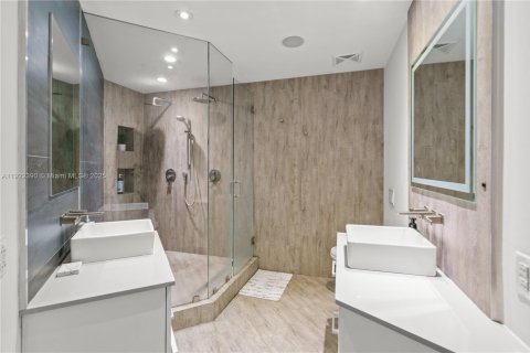 Снять в аренду кондоминиум в Майами, Флорида 2 спальни, 136.75м2, № 1976322 - фото 23