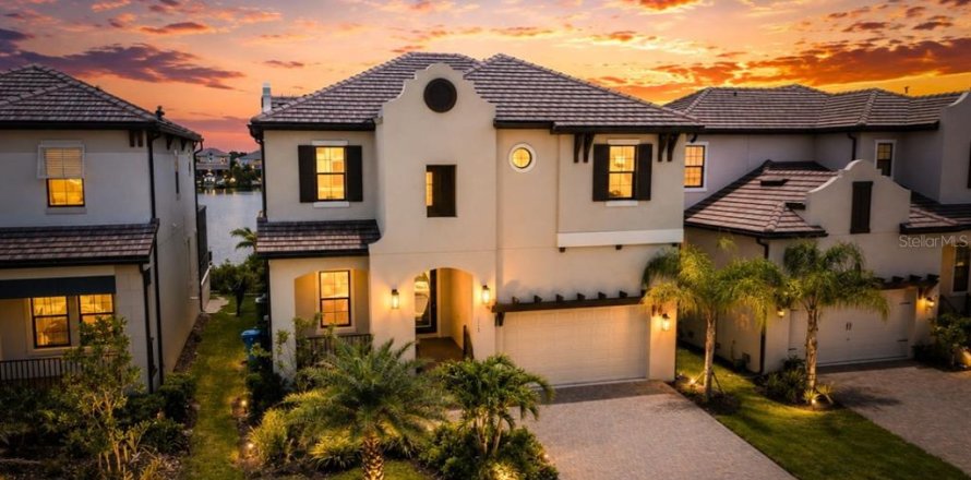 House in Ruskin, Florida 3 bedrooms, 227.33 sq.m. № 2150646