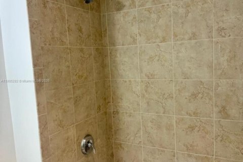 Condo in Miami, Florida, 1 bedroom  № 2021119 - photo 11
