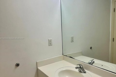 Condo in Miami, Florida, 1 bedroom  № 2021119 - photo 9