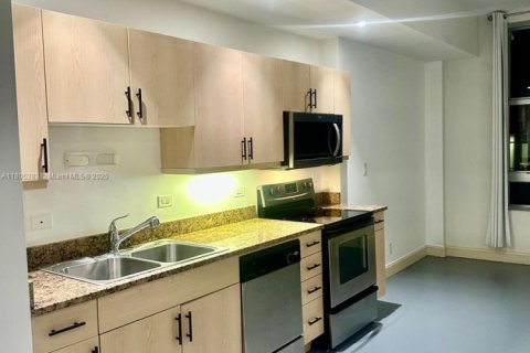 Condo in Miami, Florida, 1 bedroom  № 2021119 - photo 6