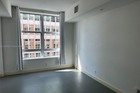 Condo in Miami, Florida, 1 bedroom  № 2021119 - photo 7