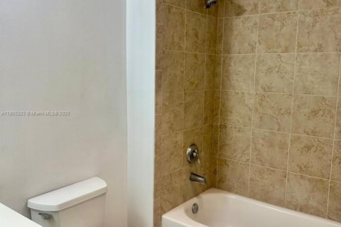 Condo in Miami, Florida, 1 bedroom  № 2021119 - photo 10