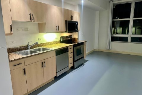 Condo in Miami, Florida, 1 bedroom  № 2021119 - photo 2