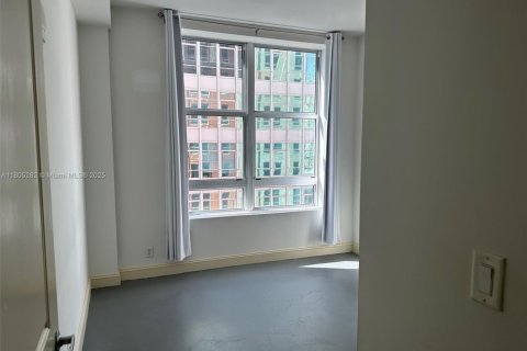 Condo in Miami, Florida, 1 bedroom  № 2021119 - photo 8