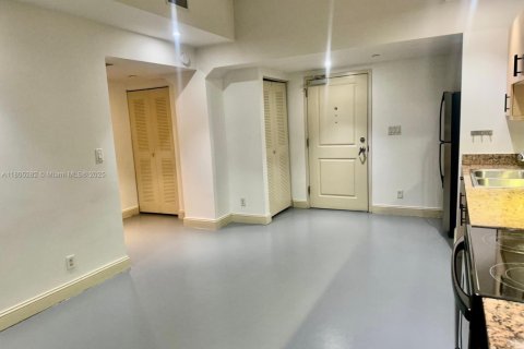 Condo in Miami, Florida, 1 bedroom  № 2021119 - photo 3