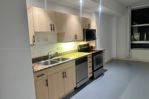 Condo in Miami, Florida, 1 bedroom  № 2021119 - photo 5