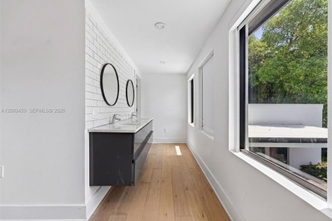 Casa en venta en Miami Beach, Florida, 4 dormitorios, 286.14 m2 № 2385387 - foto 24