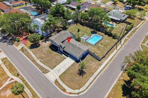 House in Brandon, Florida 4 bedrooms, 184.41 sq.m. № 2202397 - photo 2