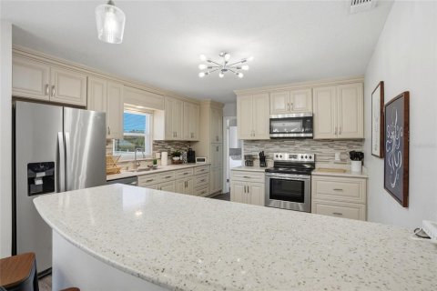 House in Brandon, Florida 4 bedrooms, 184.41 sq.m. № 2202397 - photo 13