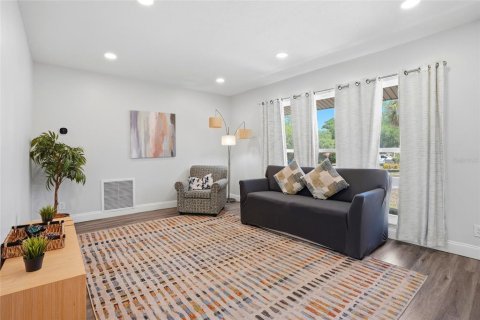 House in Brandon, Florida 4 bedrooms, 184.41 sq.m. № 2202397 - photo 3