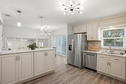 House in Brandon, Florida 4 bedrooms, 184.41 sq.m. № 2202397 - photo 14