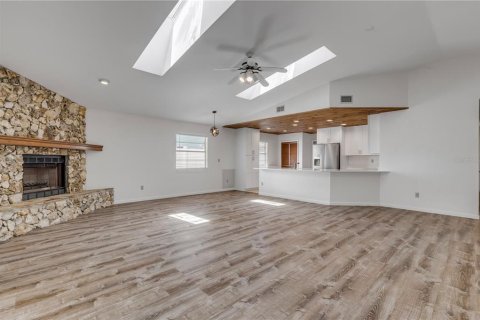 House in Edgewater, Florida 3 bedrooms, 159.98 sq.m. № 2316583 - photo 5