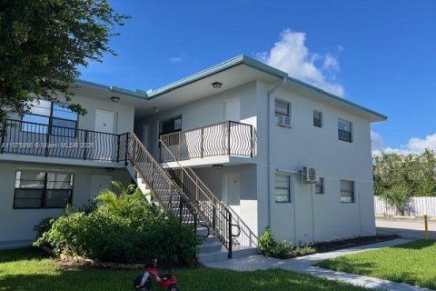 Condo in Miami, Florida, 2 bedrooms  № 1927227 - photo 1