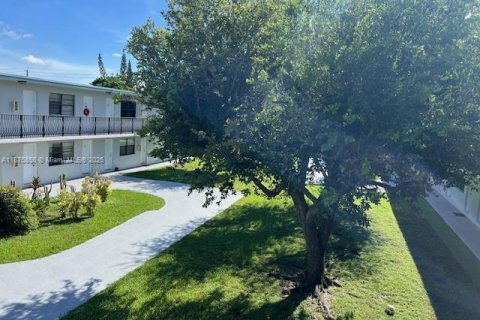 Condo in Miami, Florida, 2 bedrooms  № 1927227 - photo 2
