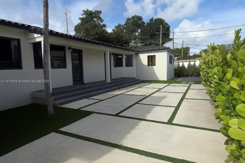 Commercial property in Miami, Florida 156.35 sq.m. № 1925323 - photo 1