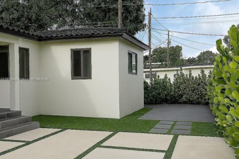 Commercial property in Miami, Florida 156.35 sq.m. № 1925323 - photo 2