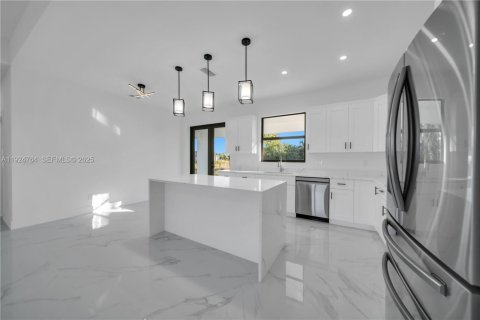 Casa en venta en Lehigh Acres, Florida, 3 dormitorios № 1982812 - foto 4