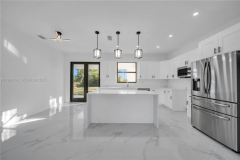 Casa en venta en Lehigh Acres, Florida, 3 dormitorios № 1982812 - foto 3