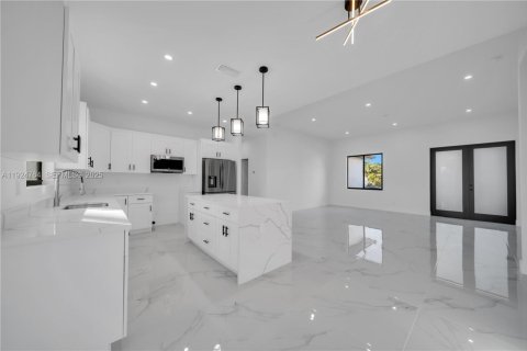 Casa en venta en Lehigh Acres, Florida, 3 dormitorios № 1982812 - foto 7