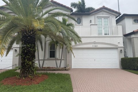 Villa ou maison à vendre à Doral, Floride: 5 chambres, 221.01 m2 № 2328275 - photo 2