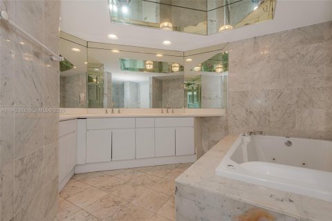 Copropriété à vendre à Sunny Isles Beach, Floride: 3 chambres, 275.92 m2 № 1999202 - photo 17