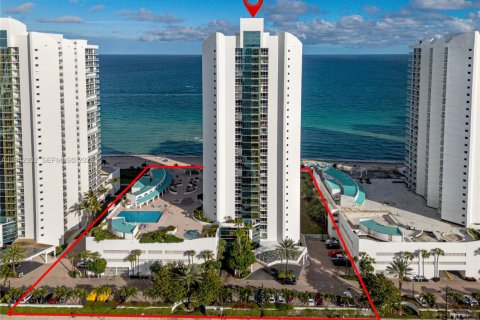 Copropriété à vendre à Sunny Isles Beach, Floride: 3 chambres, 275.92 m2 № 1999202 - photo 2