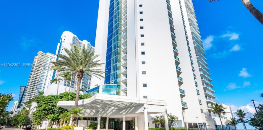 Condo à Sunny Isles Beach, Floride, 3 chambres  № 1999202