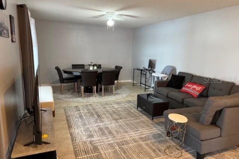 Casa en alquiler en Kissimmee, Florida, 4 dormitorios, 264.4 m2 № 1899903 - foto 9