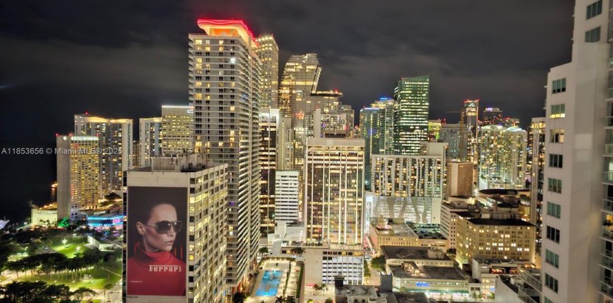 Estudio en el Condominio en Miami, Florida  № 2012618