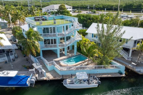 House in Tavernier, Florida 4 bedrooms, 291.71 sq.m. № 1987757 - photo 2