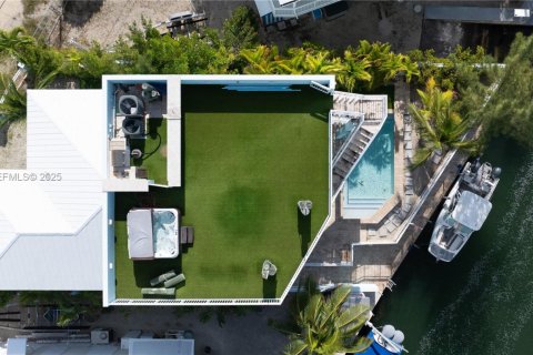 House in Tavernier, Florida 4 bedrooms, 291.71 sq.m. № 1987757 - photo 3