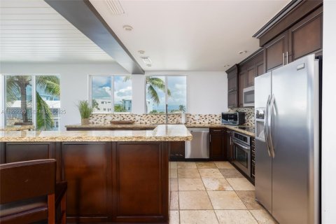 House in Tavernier, Florida 4 bedrooms, 291.71 sq.m. № 1987757 - photo 11