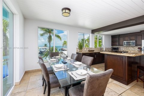 House in Tavernier, Florida 4 bedrooms, 291.71 sq.m. № 1987757 - photo 14