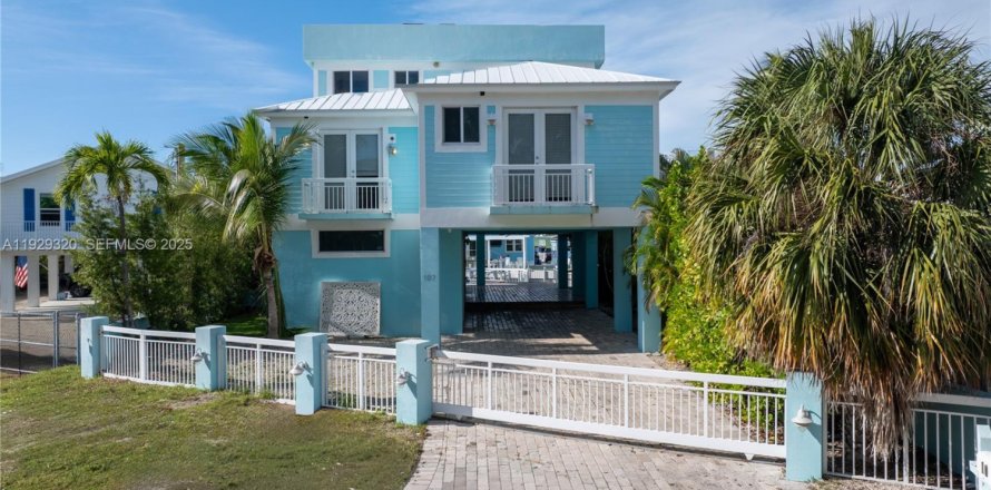 House in Tavernier, Florida 4 bedrooms, 291.71 sq.m. № 1987757